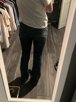 Mörkblå bootcut jeans med kontrastsömmar - Lite märke ner till på byxorna men inget som märks