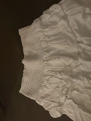 Vit volangkjol - Säljer en vit kjol från lager157. Storlek 140! Säljer då den inte passar mig