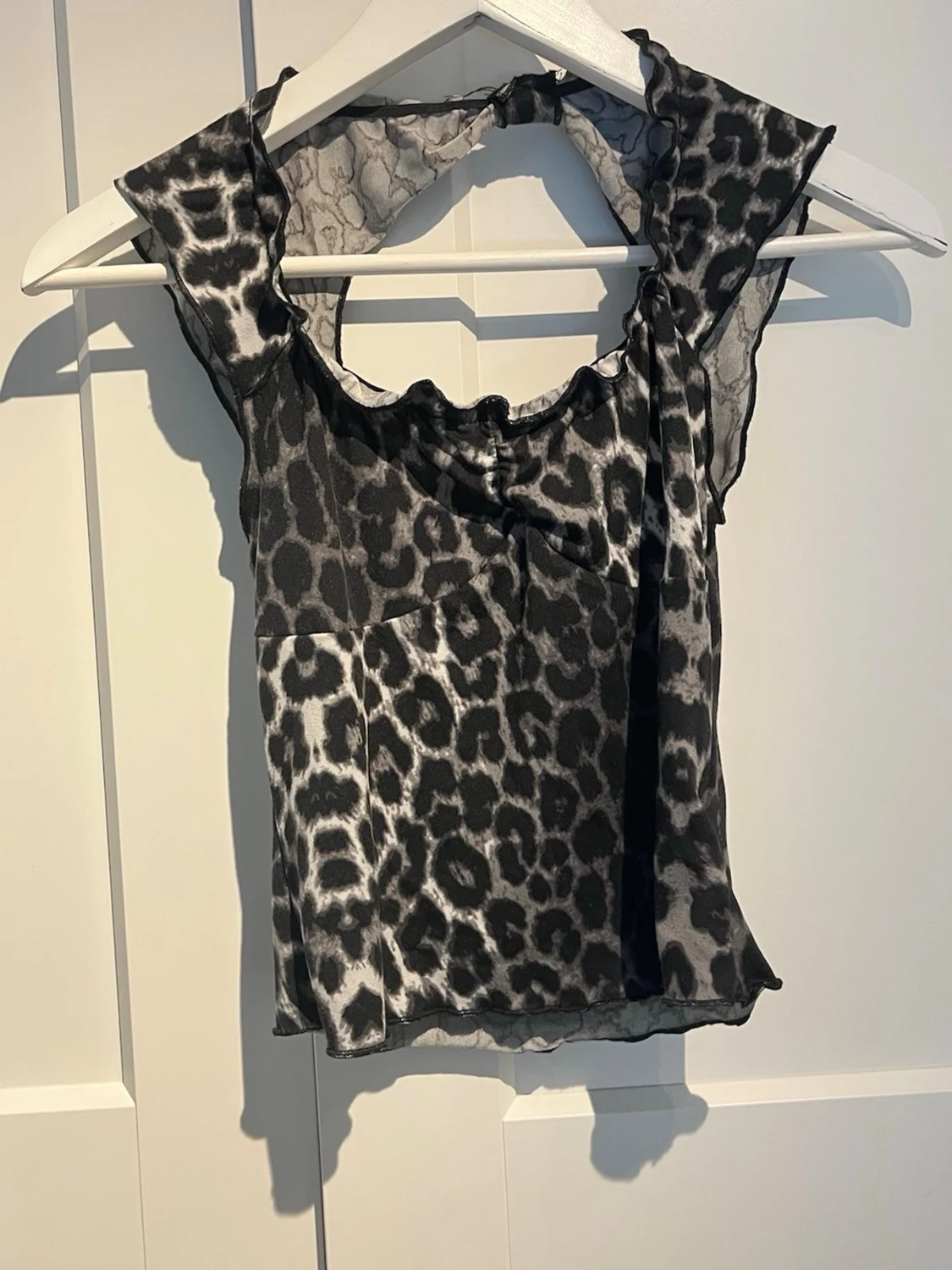 Leopardmönstrad topp med öppen rygg