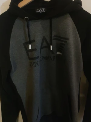 EA7 hoodie  - Säljer min EA7 (Emporio Armani) hoodie, passar dig mellan S-M 