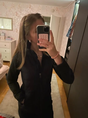 Svart quiltad dunjacka med dragkedja - Svart jätteskön vinter/skidjacka från 8848 altitude med bra fodring och håller värmen jättebra. Finns flera bra fickor och den sitter jätteskönt med dragkedjor och figurnära passform! Strlk 150. Säljer eftersom att den tyvärr är för liten