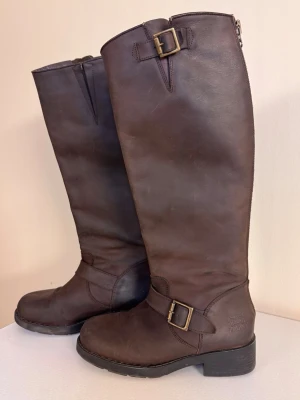 Urban Project, bruna läderstövlar med högt skaft - Andvända stövlar som är fina och har mer att ge. Mått på skaft och öppning finns på bild. 