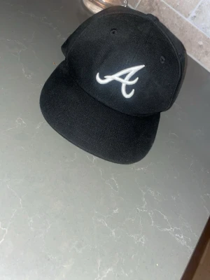 Mlb/La keps - Mlb keps i riktigt gott skick. Sitter bra har inga tecken på defekter alls. Anledningen till Vrf jag säljer är för den har blivit lite liten för mig. Prost kan gå o diskutera!