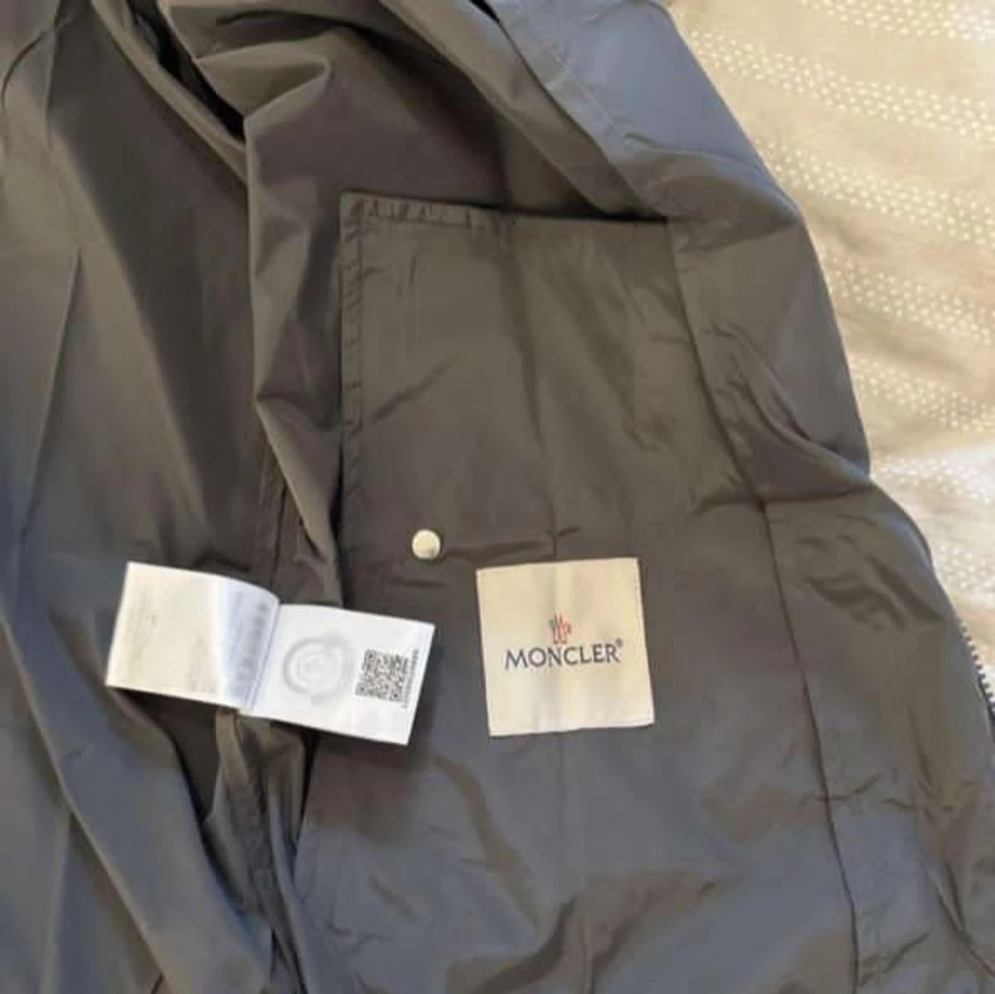 Grå vindjacka från Moncler med huva - 3