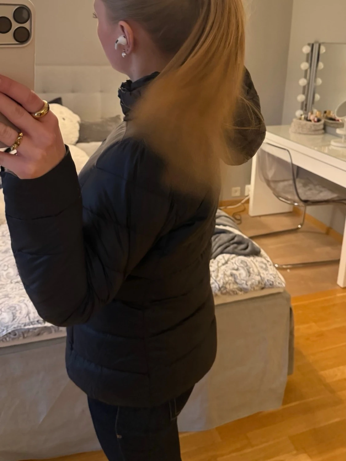 Svart figursydd jacka med luva - 3