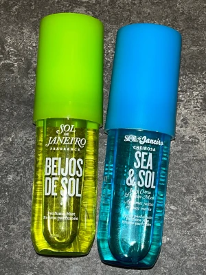 Sol de Janeiro perfume mist set  - SUPER FYND!! Två slutsålda limited edition parfymmister från Sol de Janeiro: Sea & Sol (svår att hitta) med blått lock och fräsch citrus- och havsdoft, samt Beijos de Sol med limegrönt lock och solig, fruktig doft. Endast testade annars i toppskick. Perfekt för tropisk vibe 🐠 Värde 600+kr
