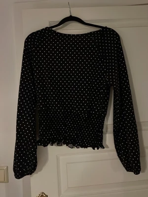 Svart prickig blus från Gina Tricot - Snygg svart blus från Gina Tricot med vita prickar. Som inte kommer till andvänding bara andvänd en gång💕