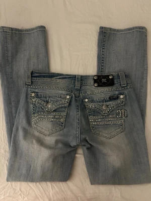 Miss me jeans - Väldigt snygga low waist miss me jeans storlek 28. Har några skavanker kan skicka bild om man vill ha men inget man lägger märke till enligt mig. Skriv till mig om ni vill ha mått eller har några andra övriga frågor❤️Pris går att diskutera!