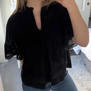 Neo Noir blus - Säljer denna svarta Neo Noir blusen! Helt oanvänd och köpt nyligen! 