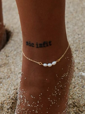 Sötvattenspärlor Stål Fotlänk med 18K Guld, Vattentålig - DENISE - Vattentålig och hypoallergen fotlänk i rostfritt stål med 18k pvd guldplätering.  Smyckets pärlor består av äkta sötvattenspärlor. Varje pärla är unik – eftersom de är naturliga har de små variationer i form och yta och vissa kan ha svagt gulaktiga nyanser.  Material: Rostfritt stål Plätering: 18k pvd guldplätering Pärlor: Äkta sötvattenspärlor Längd: 21 + 3 cm Vikt: 1–2 g