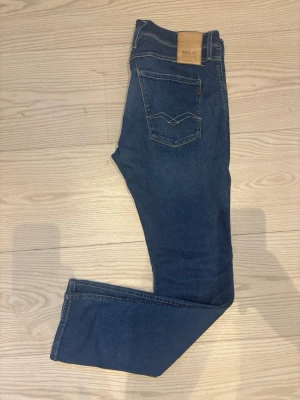 Replay - Riktigt feta Replay anbass | Skick: 9,5/10 | Nypris: 1399 kr | Storlek: W33 L32 | Inga defekter 🙌 | Hör av er vid minsta fundering 🙌🤝