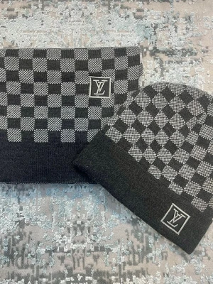 Svartgrå rutig mössa och halsduk - Snygg svart och grå stickad mössa med klassiskt rutigt Damier-mönster. Tillverkad i mjukt material som håller dig varm och stilsäker under kalla dagar.