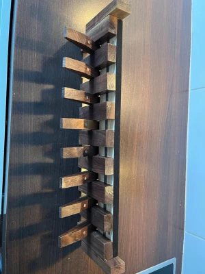 Helt ny Vägghängd kroklist i valnötsträ  - Säljer en stilren kroklist i mörkt trä med 8 utfällbara krokar. Perfekt för att hänga jackor, väskor eller accessoarer. Modern design med metallbeslag och rektangulär form som passar snyggt i hallen eller sovrummet. Har kostat 875kr . 