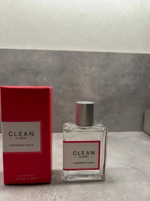 CLEAN Classic Strawberry Fields parfym - Parfym använd ett fåtal gånger. 