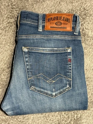 Blåa Replay Jeans med Slitningar  - Blåa Replay Jeans med slitningar||Skick 8/10||Storlek W29/L32||Modell Jondrill=Slim||Skriv vid minsta intresse||