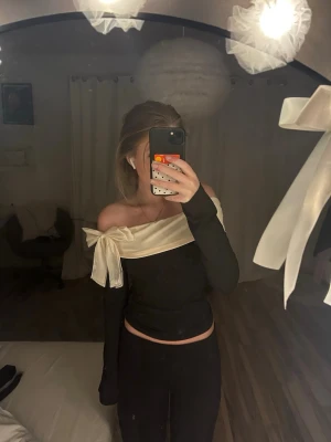 Topp - Superfin offshoulder topp med rosett. Nyskick. Storlek xs🩷