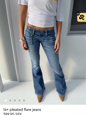 14+ Pleated flare jeans. - Säljer mina as snygga jeans ifrån Gina. Säljs dock billigare pga två defekter kolla de två sista bilderna. Det går dock säker att tvätta bort fläcken där nere, men de syns knappt ändå. Storlek S dock tycker jag de sitter liteee lösa, lite långa på mig som är 158cm. 