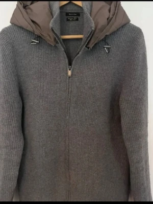 Massi modutti cardigan - Säljer den tvärfeta massimo dutti cardiganen som är perfekt för våren, storlek L och skicket är tvärbra inga defekter på användning, tveka inte på att skriva vid funderinga🙌