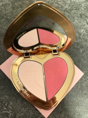 Charlotte Tilbury Beauty Soulmates Rouge - NY! Slutsålda finaste limited edition Charlotte Tilbury Beauty Soulmates Face Palette i pink! Rouge + finish puder. Påminner mig om sailor moon 🌙 ✨ Nypris: 639 