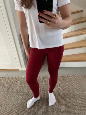 Vinröda träningstights  - Säljer ett par vinröda träningstights från NA63. Sköna och har bra passform! Använda 2 ggr 💓