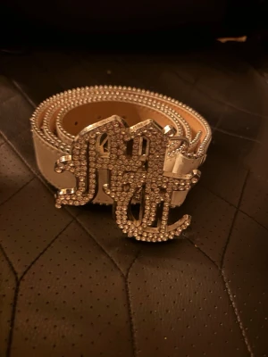 Tuttolente - Asfett Tuttolente bälte som ej finns på deras hemsida längre. Riktigt unikt plagg som lätt kan förhöja din outfit! Nypris låg på ca 750 när det fortfarande såldes. Vill du ha mer bilder är de bara att skriva! Pris kan diskuteras.