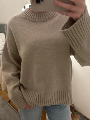 Stickad tröja - Sååå snygg stickad tröja från Gina tricot. Den är en lite mörkare beige färg och helt oanvänd! 💕