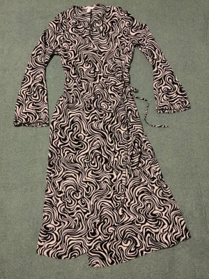 Omlott klänning - Omlott klänning i randigt svart och vitt mönster