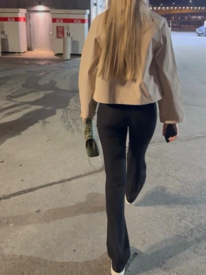 Finaste kostymbyxorna!!! - Har ett par helt nya oanvända kostymbyxor från Bikbok, lappen drog jag tyvärr bort. Det är samma modell som de jag har på mig på bilderna fast helt nya då. 🤩Bikboks modell Vera i storlek 34 XS svarta. Innerbenslängden: 77cm | Midjemått rakt över ca 37cm. 🙆🏼‍♀️Nypris 499kr