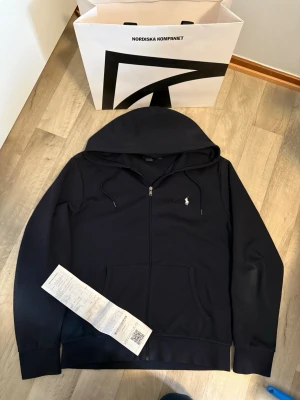Navy blue  hoodie från Polo Ralph Lauren - Snygg Navy Blue hoodie från NK Polo Ralph Lauren, nästan helt ny använd fåtal gånger. kvittot ingår och nypris 2300kr. om några frågor eller funderingar så är det bara och hojta på 😁.