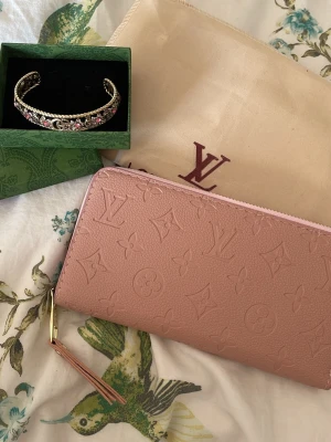 Paket med armband & plånbok  - Inspirerat. Plånbok & guldigt nytt armband. ✨ båda för 160:-. Kan ev gå ner till 140:- vid SNABB affär. 💜 Se alla bilder på plånboken. Armbandet är justerbart. Skickar med en extra gåva vid varje köp! 