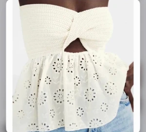 Zara topp volang - Fin topp från zara, super bra skick. Säljs inte längre. Lånade bilder! Nypris: 259kr. Tryck inte på köp nu!!