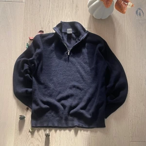 Half Zip tröja|Navy blue| 134/140| - Ett Stilligt look samt bekvämt att ha på sig, Bra för barn från 7-10 års åldern.  Pris kan diskuteras,  Pris: 125:- 