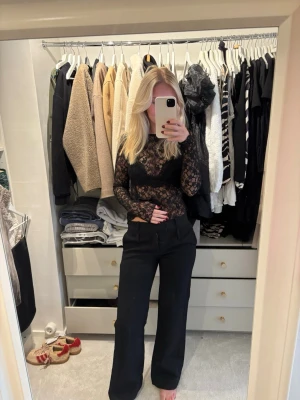 Svarta kostymbyxor - svarta kostymbyxor med vida ben och låg midja. Passar mig bra är 166