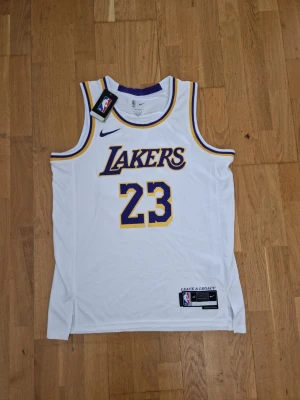 Lakers lebron james matchtröja  - Helt ny lebron james lakers matchtröja, storlek L!