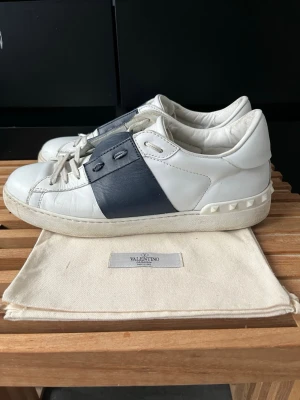 Valentino open skor - Tjena, säljer nu dessa riktigt snygga och populära valentino open skorna, de är i bra skick men smutsiga så hade behövt rengöras, endast skorna ingår, skicket ser ni på bilderna, hör av er vid frågor och funderingar🤝🙌