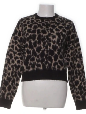 Leopardmönstrad fluffig tröja - Säljer en supermjuk och fluffig tröja med leopardmönster i svart och beige. Tröjan har rund halsringning, långa ärmar och ribbade muddar vid ärmslut och nederkant. Perfekt för dig som vill sticka ut lite extra.