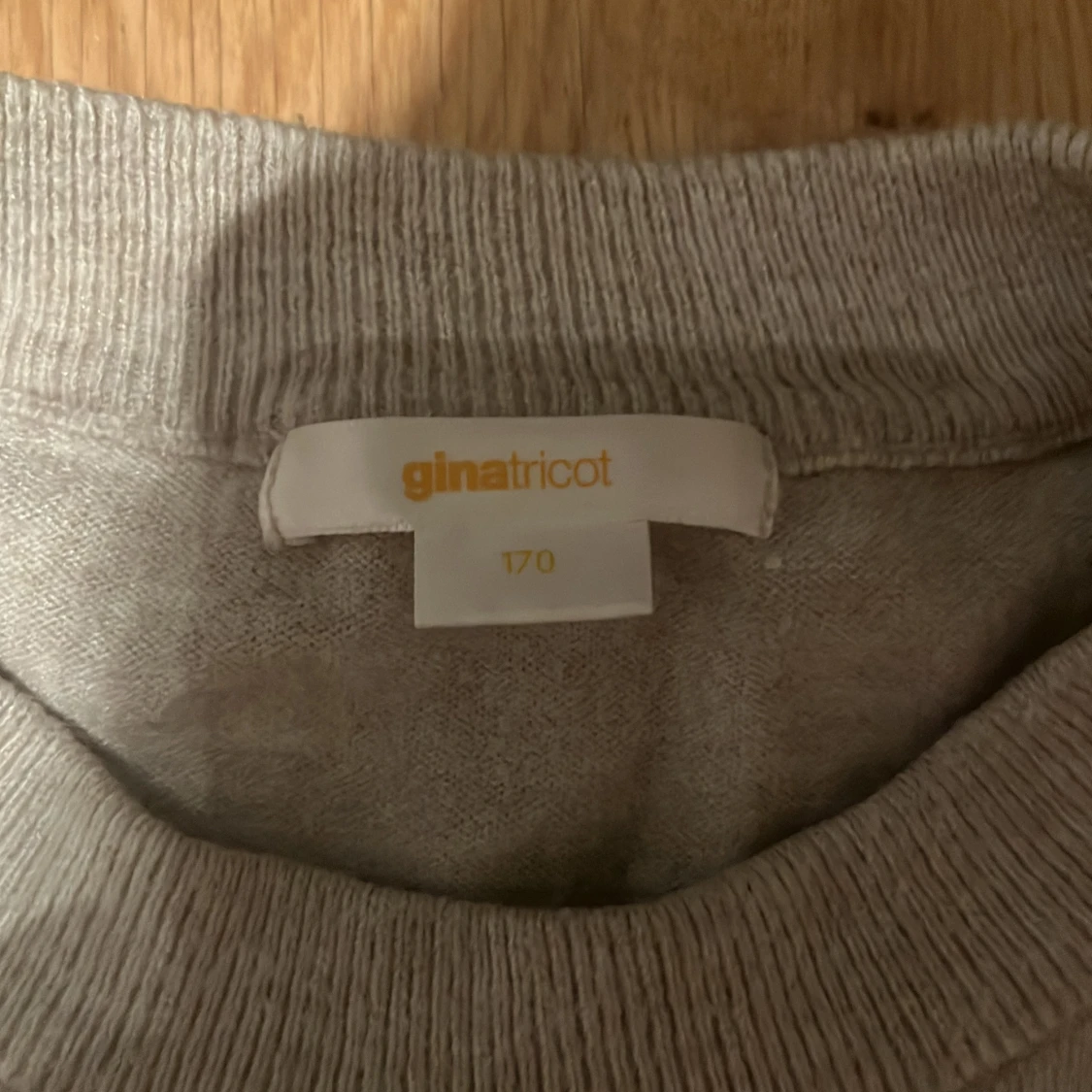 Beige/Grå sweatshirt med svart AMORE-tryck ifrån Gina Tricot - 4