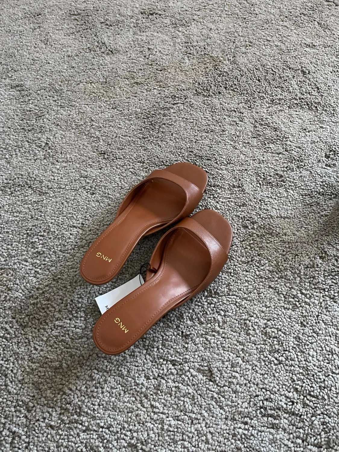 Bruna sandaler med låg klack från Mango