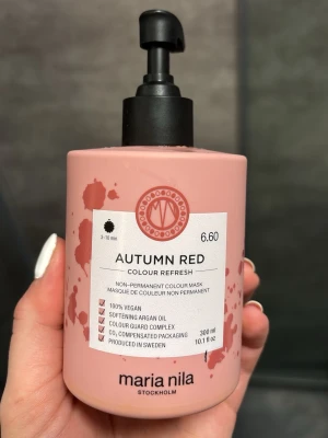 Maria Nila Autumn Red Colour Refresh - Färginpackning från Maria Nila i nyansen Autumn Red. Kommer i en rosa plastflaska med svart pump, innehåller 300 ml. Produkten är vegansk och berikad med arganolja för mjukhet. Perfekt för att snabbt fräscha upp hårfärgen med en röd ton.  (Endast använd ett tillfälle så nästintill full)