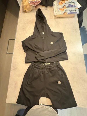 Moncler Dress Zip Tröja och Byxor Svart - Bra Kvalité knappt använd. Storlek L men passar även M jätte bra. 