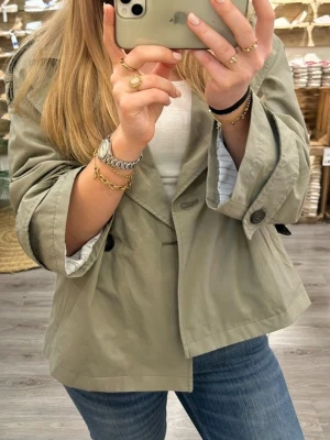 Oversized beige/grön trenchcoat - Snygg grön/bergige trench coat!! Sitter lite oversized