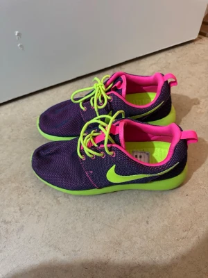 Nike löparskor  - Ett par Nike löparskor i stl 38,5 säljs för 200 kr. 