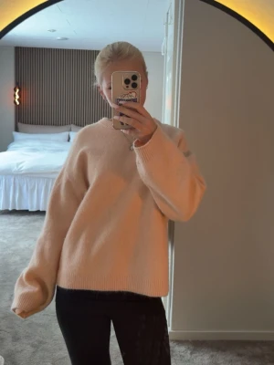 TRÖJA I ALPACKA OCH ULL - super fin tröja från ARKET köpt för 1000 kr! den är i väldigt bra skick och inte noppig. passar xs-s 