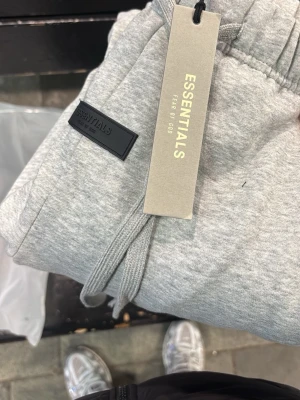 Essentilas fear of god  - Säljer den här paren av essentials fear of god byxor. Helt ny aldrig använd kommer med tag fick den som present av min vän men passa tyvärr inte. M men passar också S!🙌
