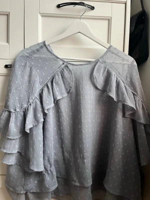 Ljusblå blus från Gina Tricot - Fin blus från Gina. Stl S. Knappt använd. Går inte att köpa nånstans!!