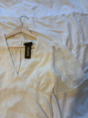 Vit klänning - Säljer en klänning från boohoo som passar till studenten, eller om man bara vill ha en vit somrig klänning!💕Den är helt oanvänd och har alla lappar kvar. Den är i storlek 34❤️