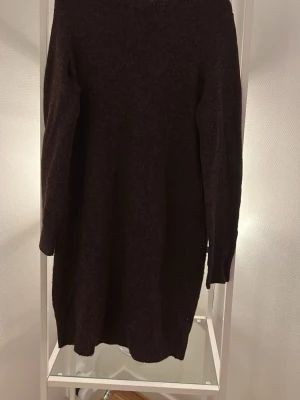 Stickad klänning plommonfärgad  - Fin plommonfärgad stickad klänning stl M 