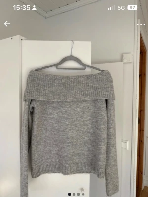Stickad off shoulder tröja - Säljer en grå fin tröja som är stickad och off shoulder. Den är oanvänd så det är inga skador☺️