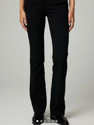 Svarta kostymbyxor från BikBok - Svarta kostymbyxor från BikBok i storlek 34. Byxorna har bälteshällor och diskreta bakfickor. Snygg midja och klassisk look som funkar till många olika stilar. Materialet känns mjukt och har en lätt stretch. 