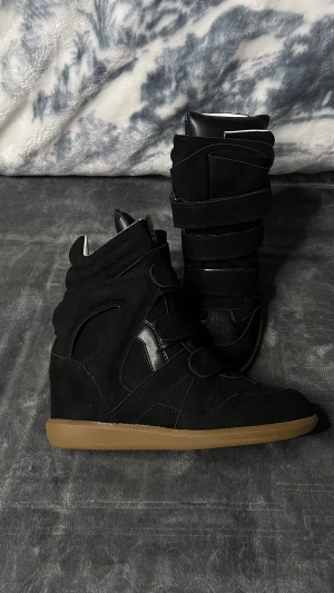 Isabel marant skor - Högst bud får de! Hej! Jag har de här superfina svarta Isabel Marant helt nya! De är riktigt bekväma med en dold kilklack som ger lite extra höjd, och de passar till allt. Jag säljer dem för att jag inte är så van vid de, men de är i toppen skick! Perfekt för er tjejer! 💖 